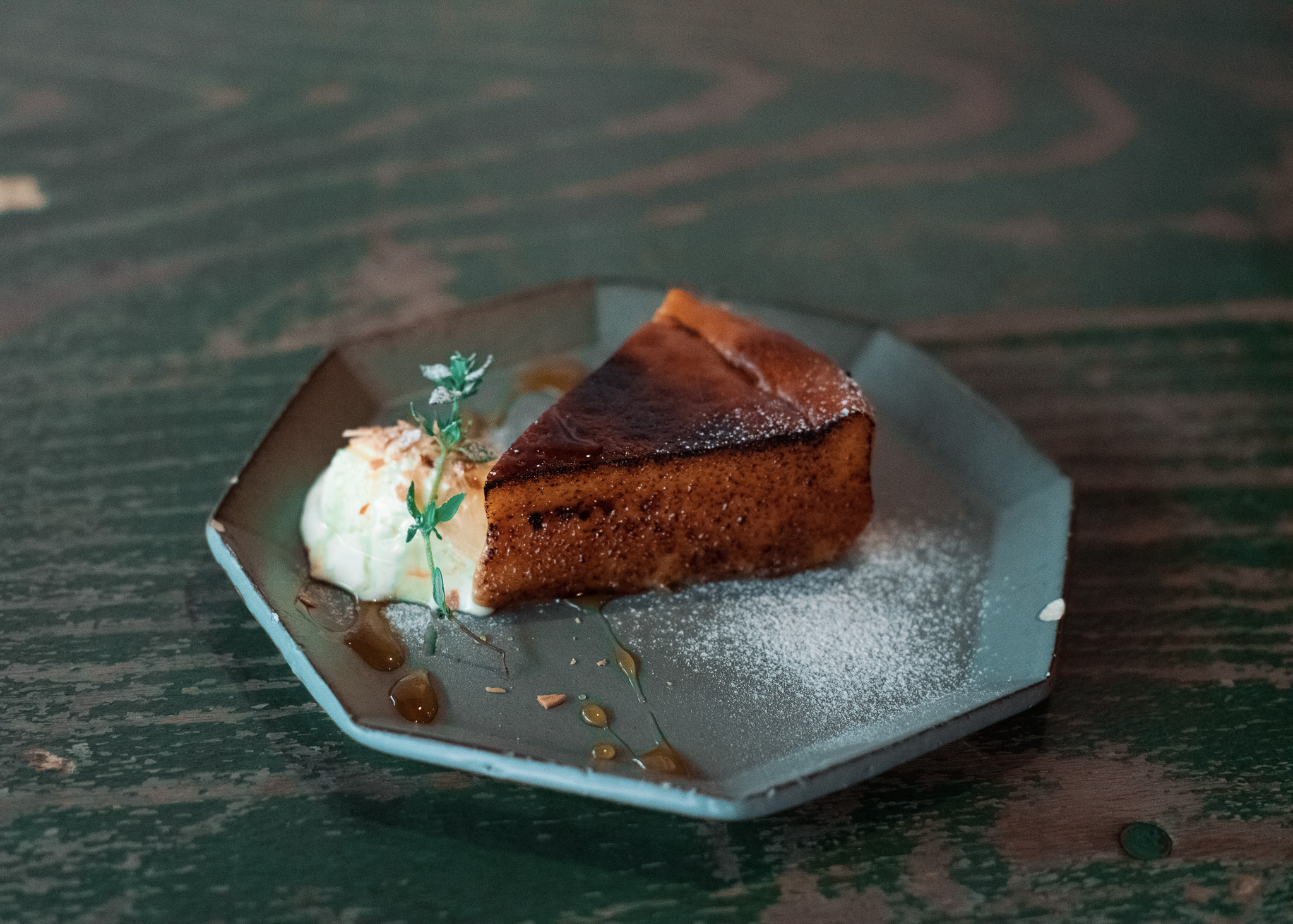 自家製スイーツと共にSWEETS & BITTERS